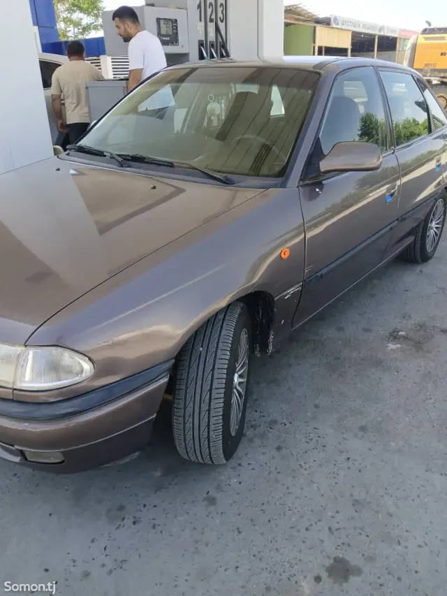 Opel Astra F 1998 · 1.6 MT