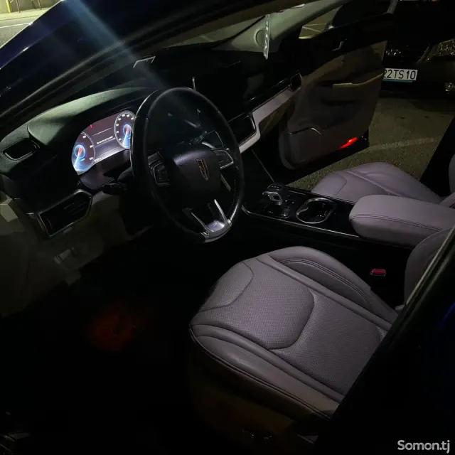 Hongqi E-HS3 2019 · AT