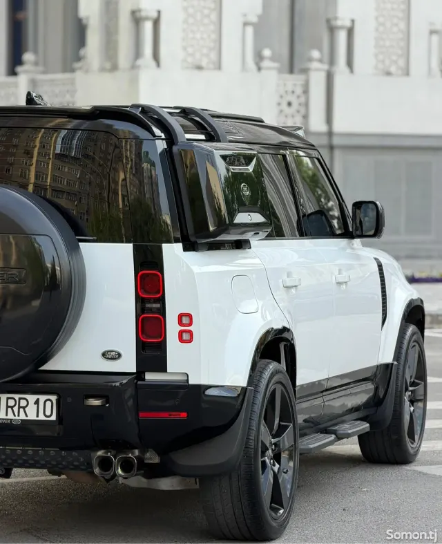 Land Rover Defender 2021 · 3.0 AT