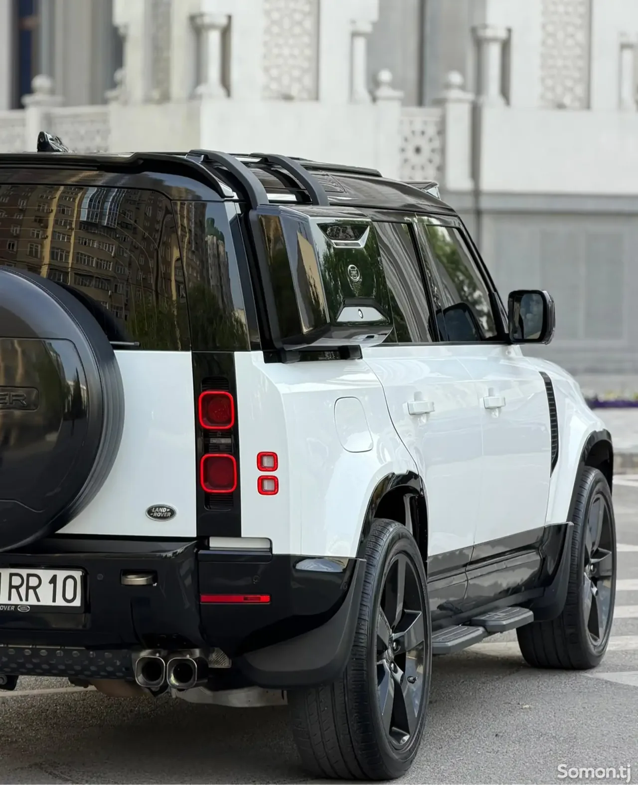 Land Rover Defender 2021 · 3.0 AT