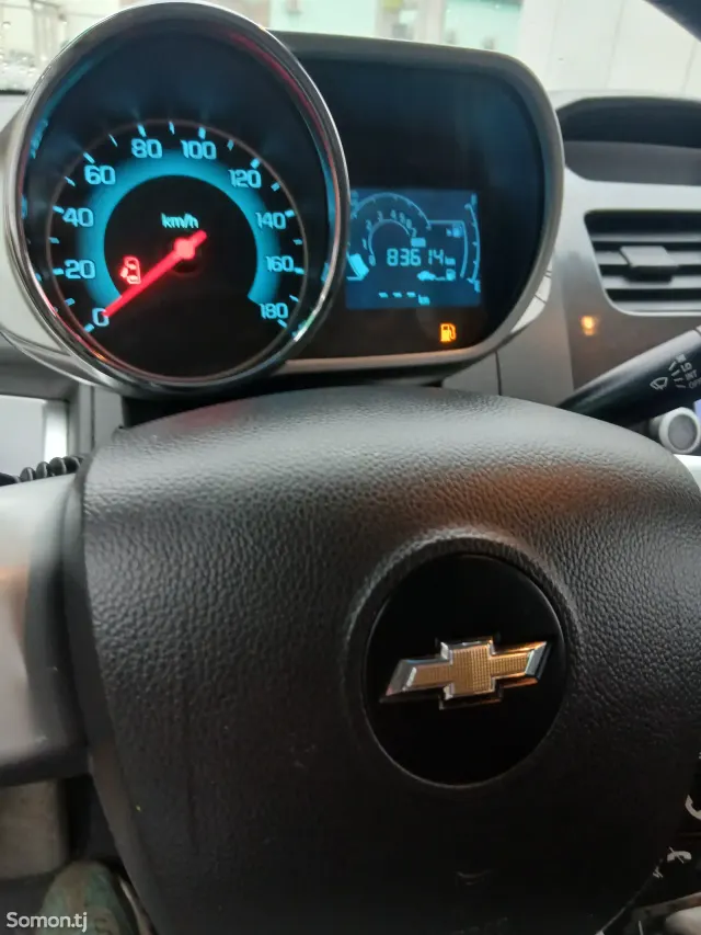 Chevrolet Spark 2014 · 1.0 AT
