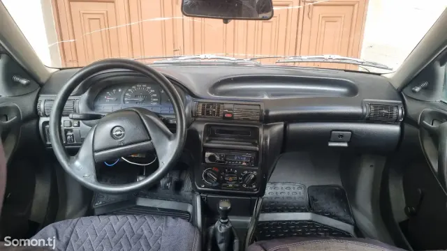 Opel Astra F 1992 · 1.6 MT