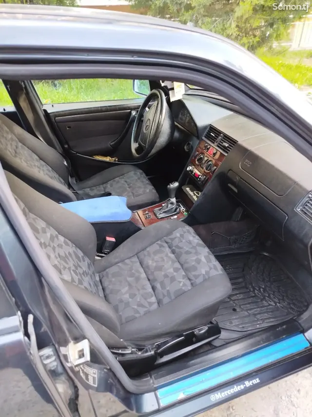Mercedes-Benz C class 2000 · 2.0 MT