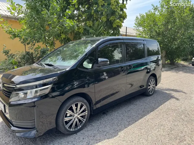 Toyota Voxy 2014 · 2.0 AT