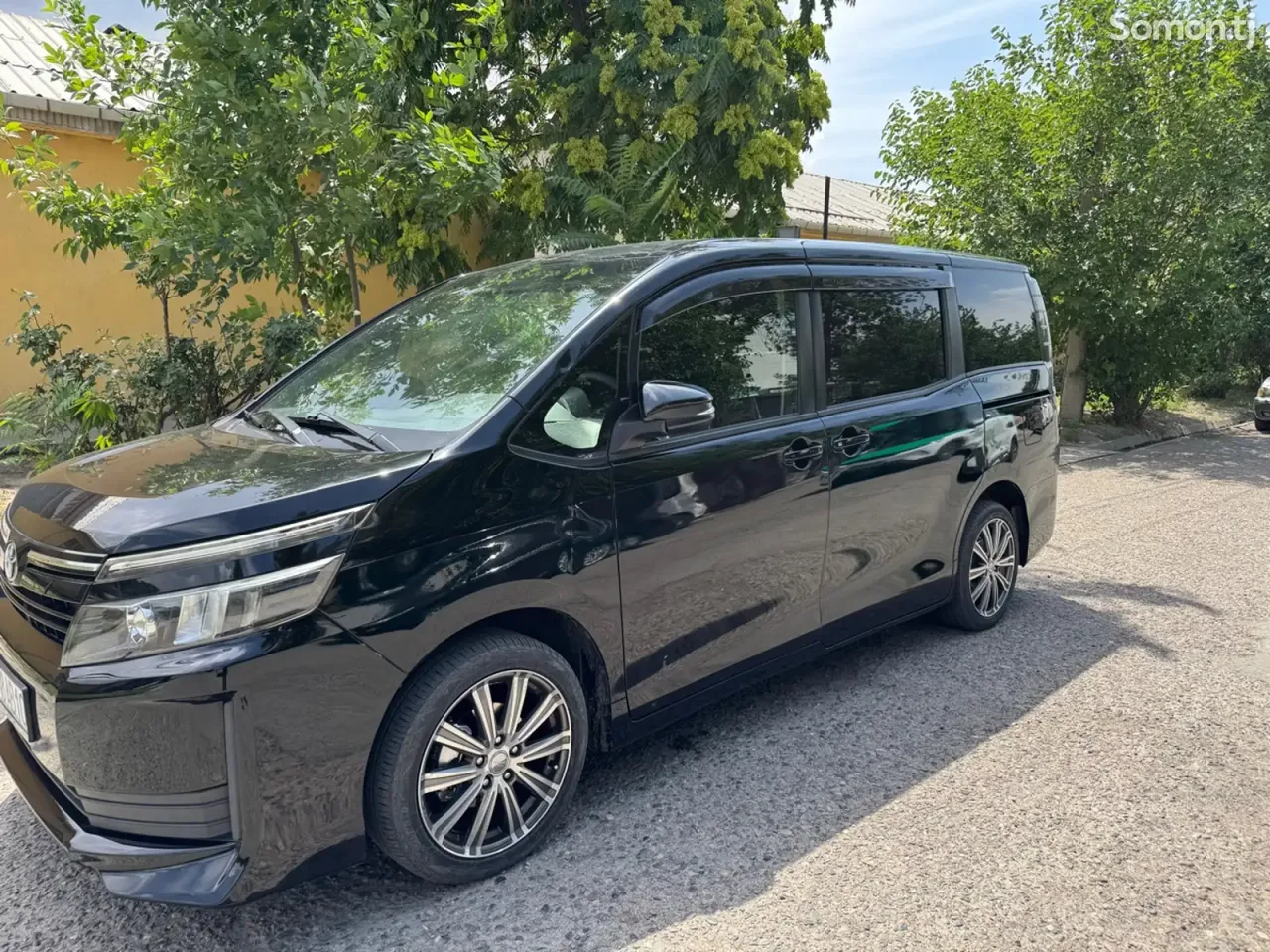 Toyota Voxy 2014 · 2.0 AT