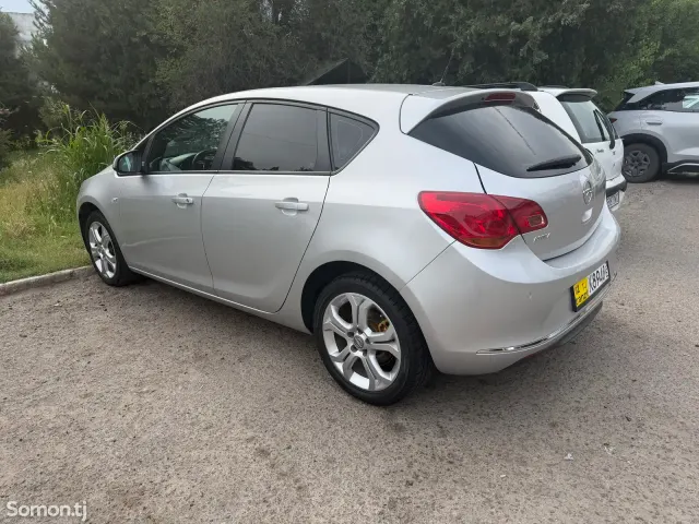 Opel Astra J 2015 · 1.6 MT