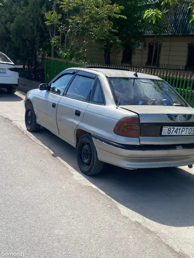 Opel Astra F 1992 · 1.9 MT