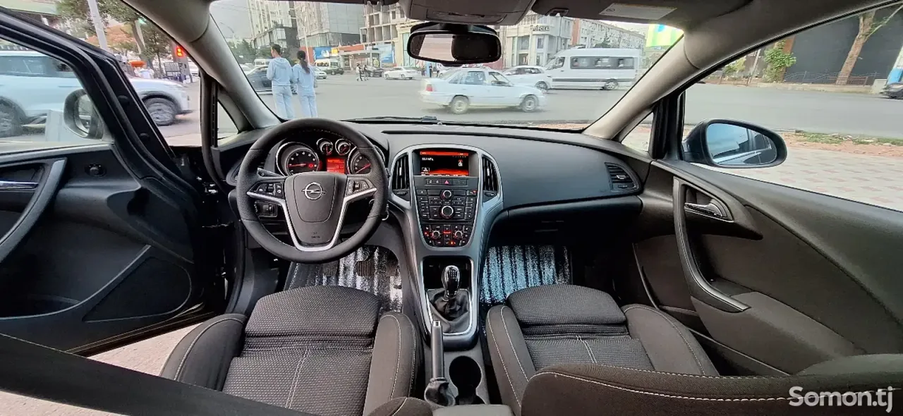 Opel Astra J 2015 · 1.4 MT