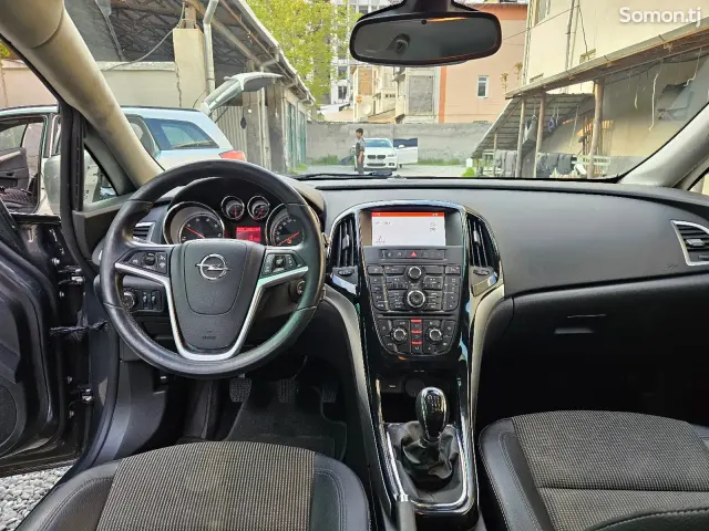 Opel Astra J 2015 · 1.6 MT