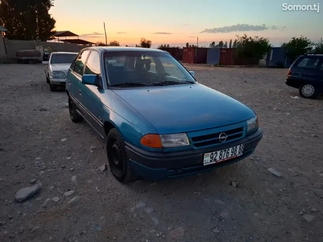 Opel Astra F 1993 · 1.6 MT