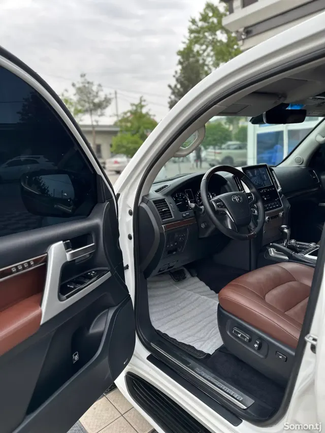 Toyota Land Cruiser 2018 · 4.6 AT