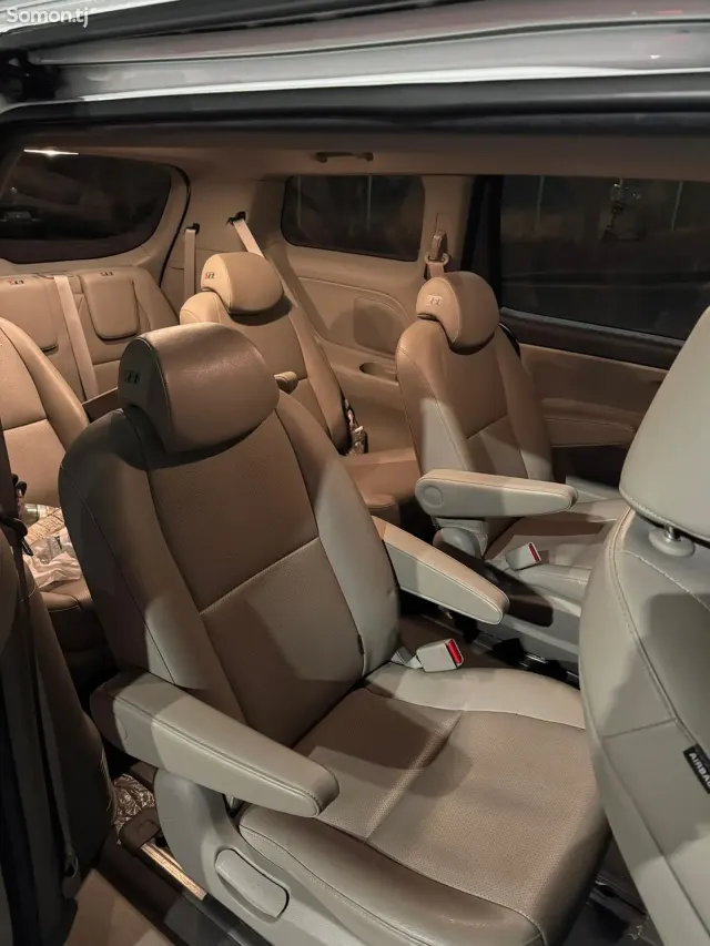 Kia Carnival 2019 · 2.2 AT