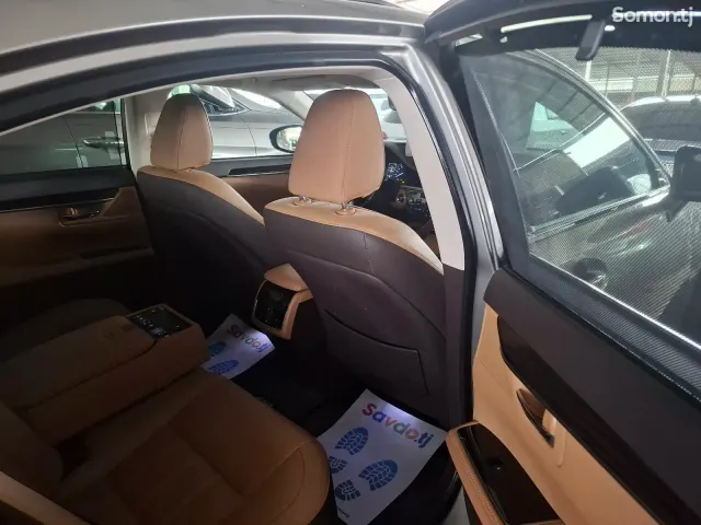 Lexus ES series 2017 · 2.5 AT