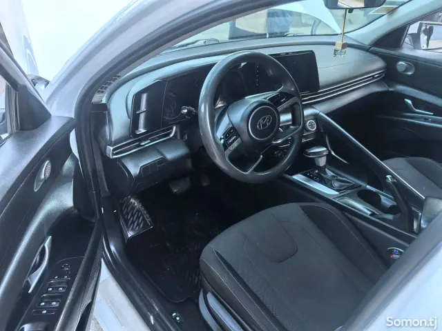 Hyundai Elantra 2022 · 1.6 AT