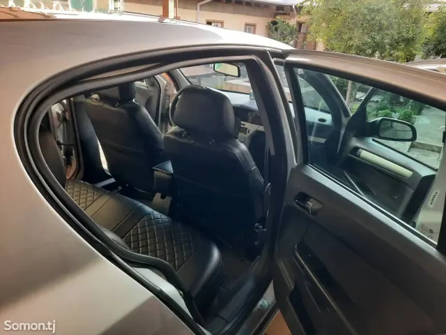 Opel Astra H 2010 · 1.6 MT