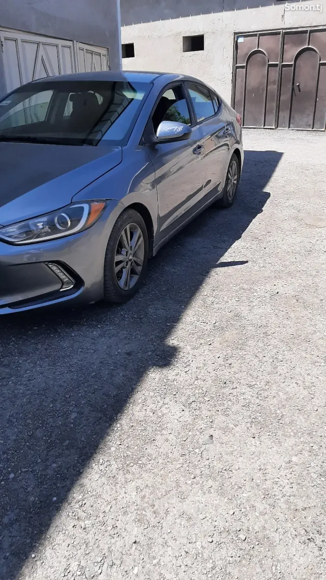 Hyundai Elantra 2018 · 2.0 AT