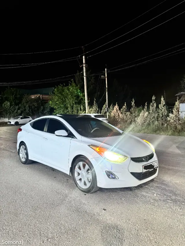 Hyundai Elantra 2013 · 2.0 AT