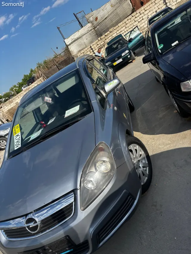 Opel Zafira 2006 · 1.9 MT