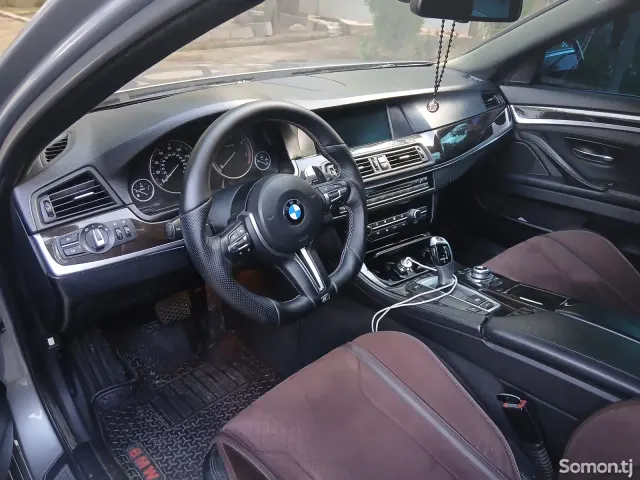 BMW M5 2012 · 2.0 AT