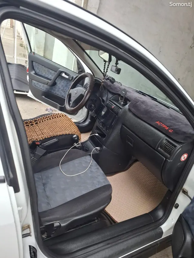 Opel Astra G 1999 · 1.6 MT