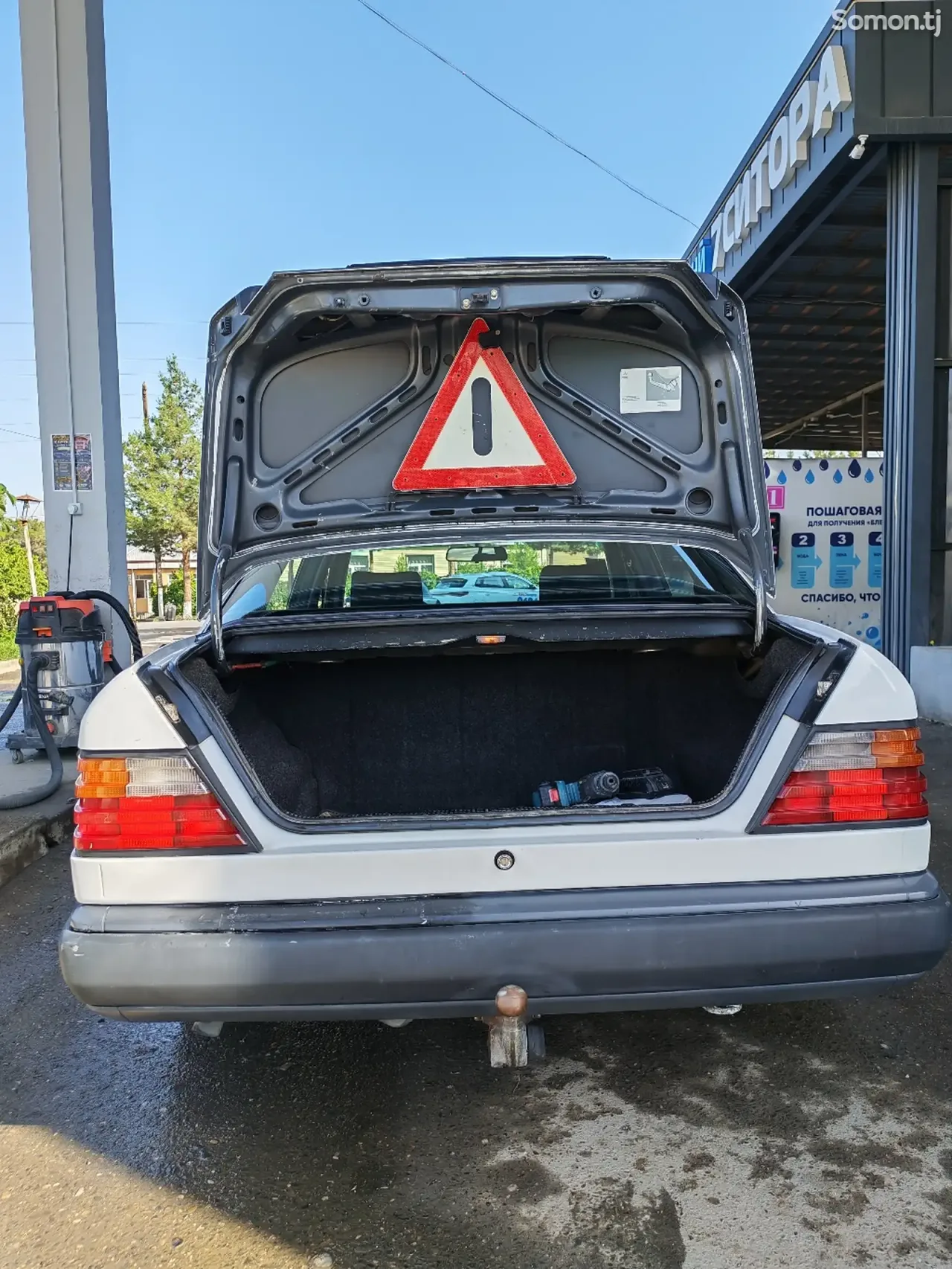 Mercedes-Benz W124 1988 · 2.5 MT