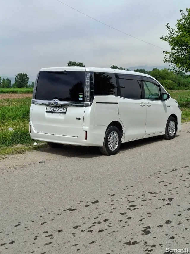 Toyota Voxy 2014 · 1.8 AT