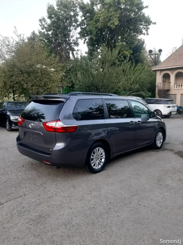 Toyota Sienna 2017 · 3.5 AT
