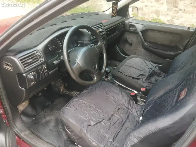 Opel Vectra A 1992 · 1.6 MT