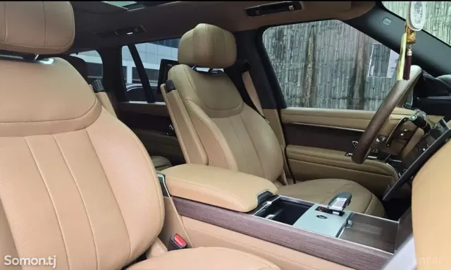 Land Rover Vogue 2025 · 4.4 AT