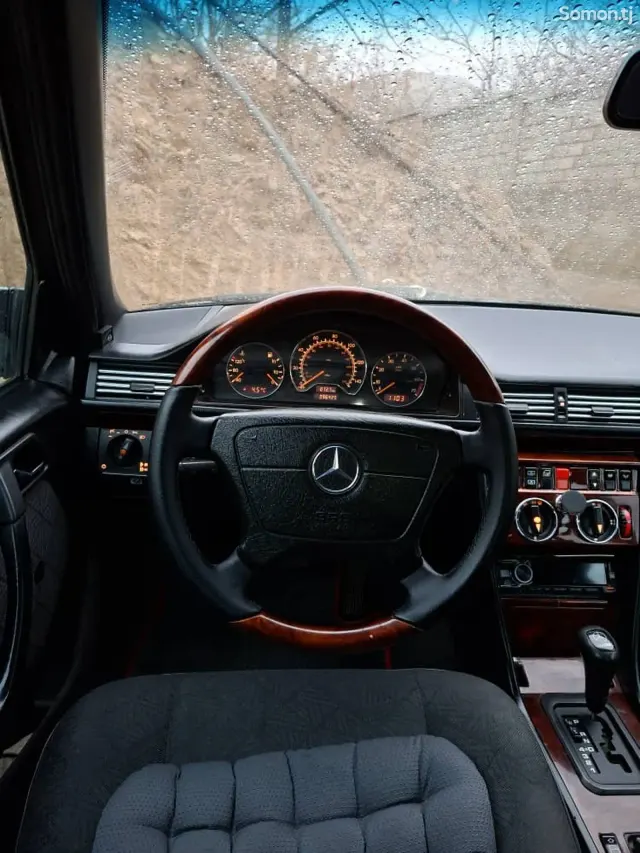 Mercedes-Benz W124 1994 · 2.0 AT