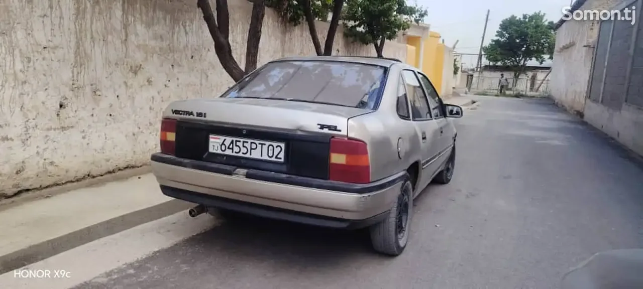Opel Vectra A 1991 · 1.6 MT