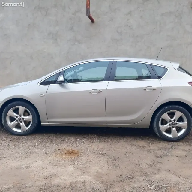 Opel Astra J 2010 · 1.6 AT