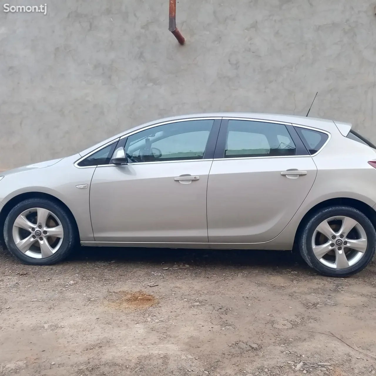 Opel Astra J 2010 · 1.6 AT