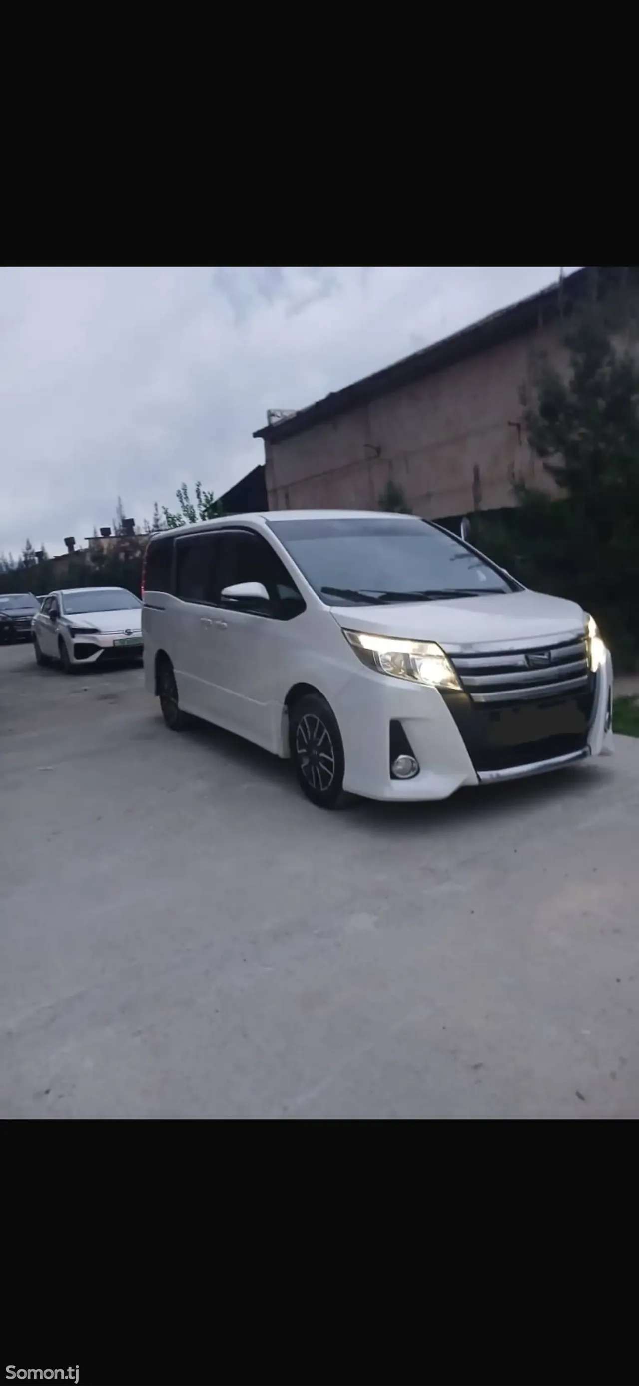Toyota Voxy 2014 · 2.0 AT