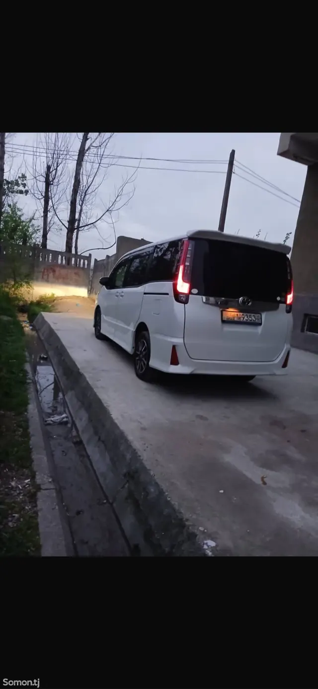 Toyota Voxy 2014 · 2.0 AT