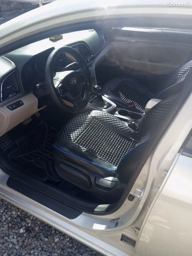 Hyundai Elantra 2018 · 2.0 AT