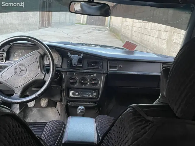 Mercedes-Benz W201 1990 · 1.8 MT