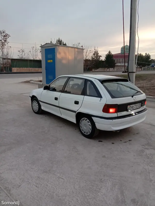 Opel Astra F 1992 · 1.6 MT