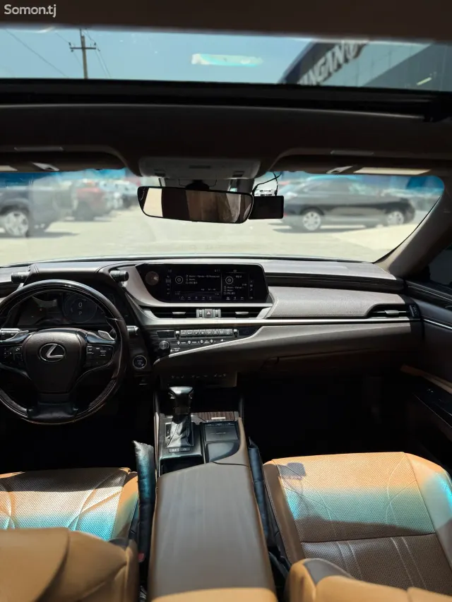 Lexus ES series 2020 · 2.5 AT