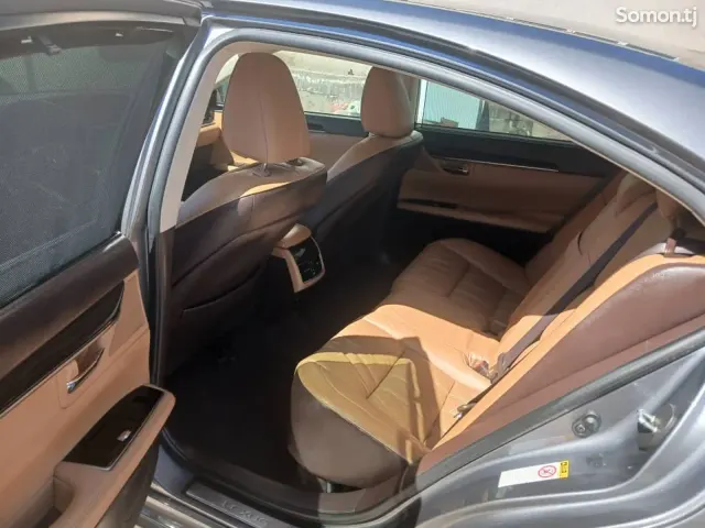 Lexus ES series 2016 · 2.5 AT