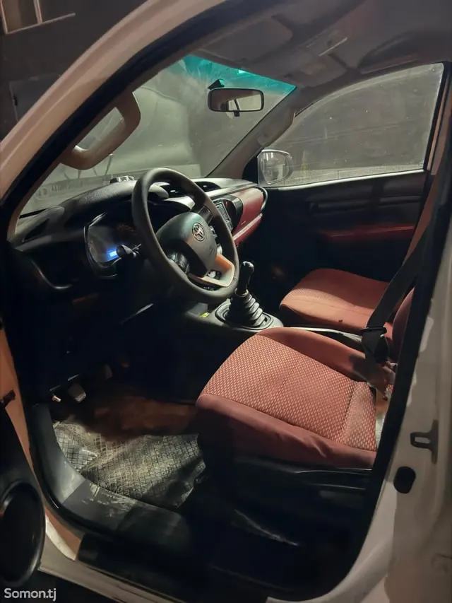 Toyota Hilux 2018 · 2.7 MT