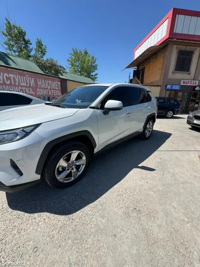 Toyota RAV 4 2021 · 2.0 AT