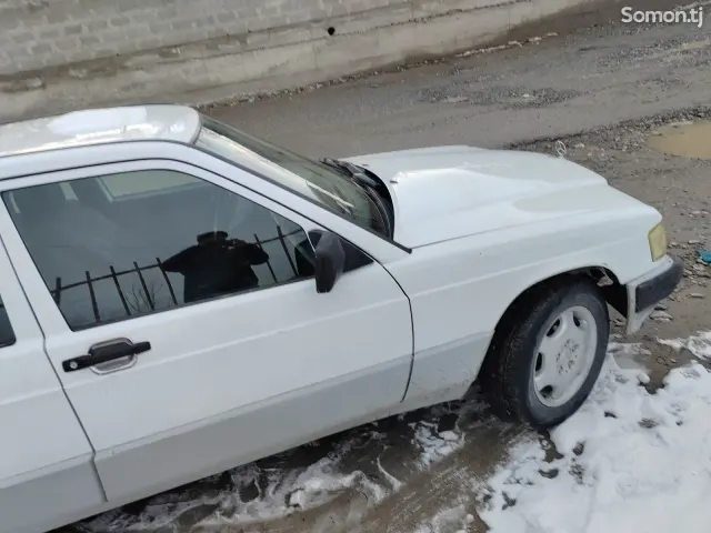 Mercedes-Benz W201 1990 · 2.0 MT