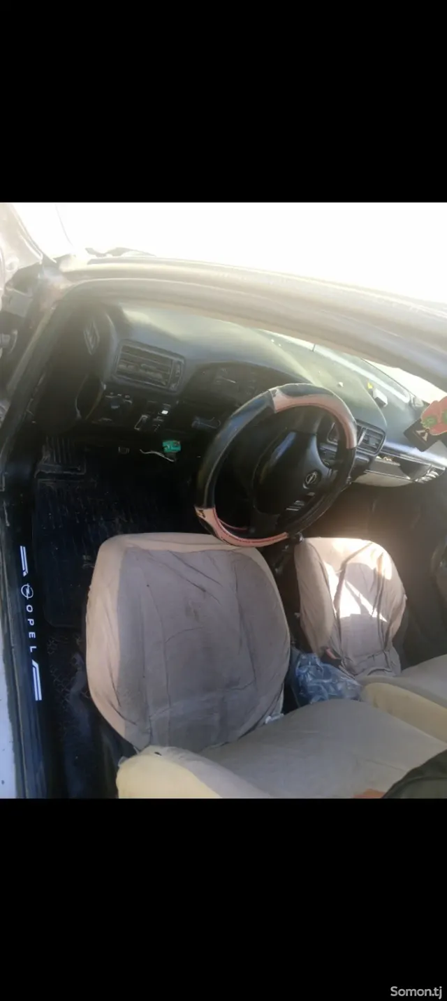 Opel Vectra A 1990 · 1.6 MT