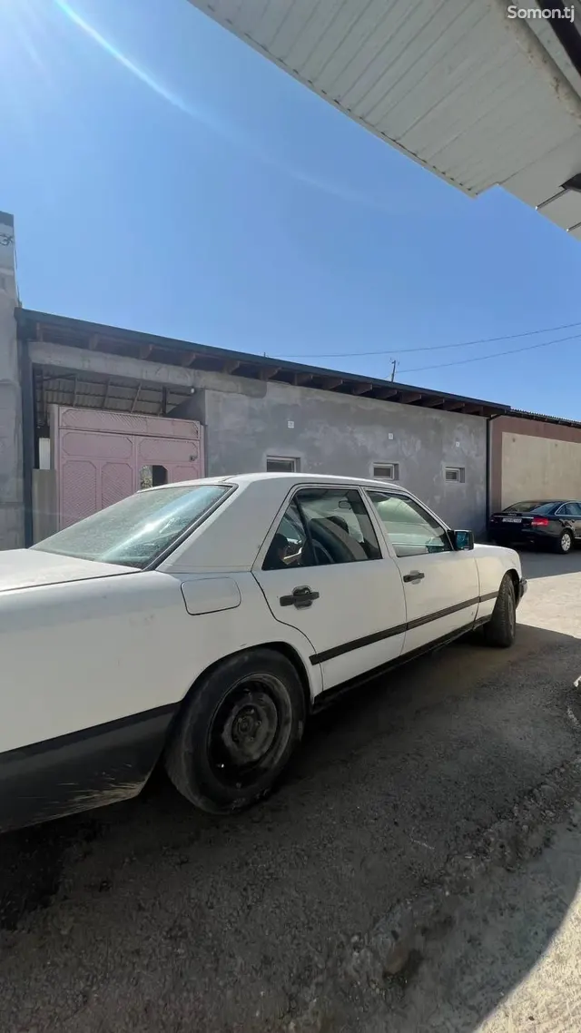 Mercedes-Benz W124 1989 · 2.0 MT