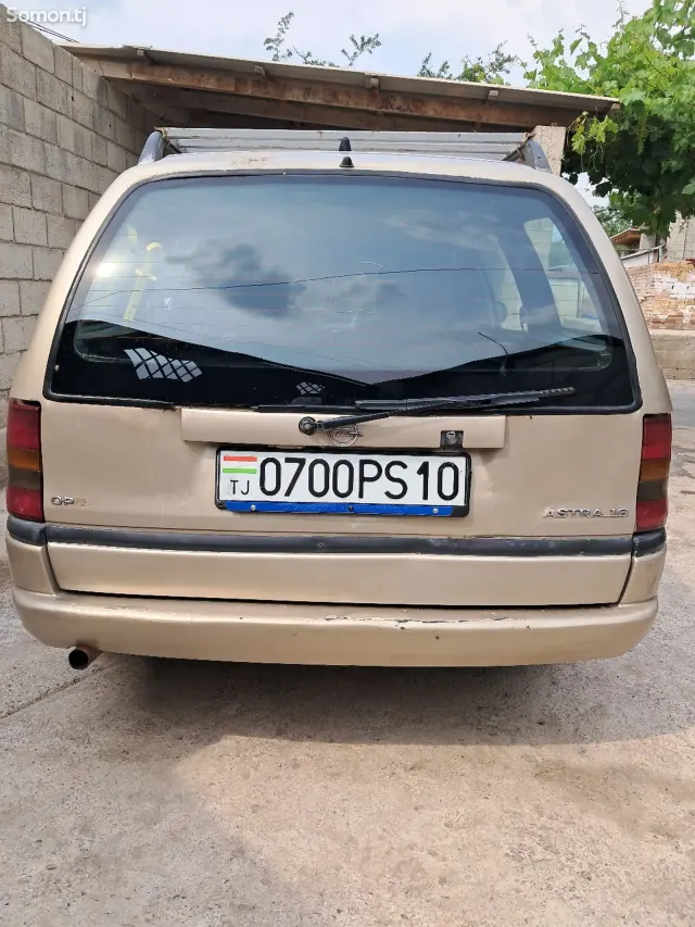 Opel Astra F 1998 · 1.6 MT