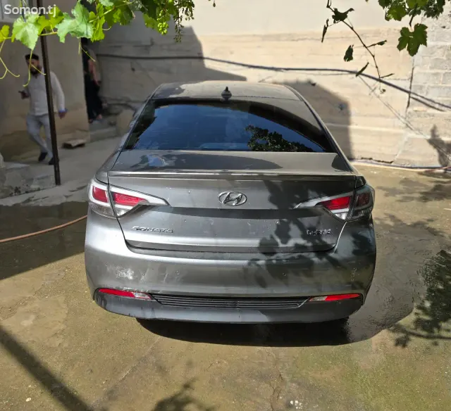 Hyundai Sonata 2016 · AT