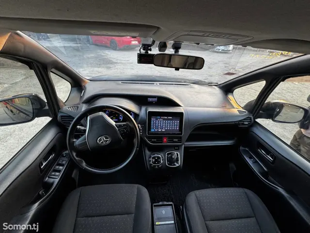 Toyota Noah 2014 · 2.0 AT