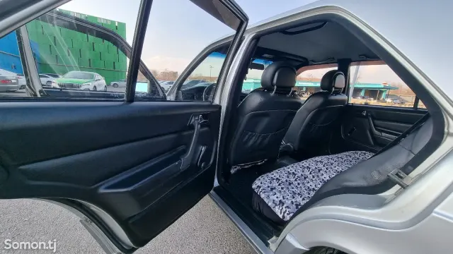 Mercedes-Benz W201 1991 · 2.3 MT