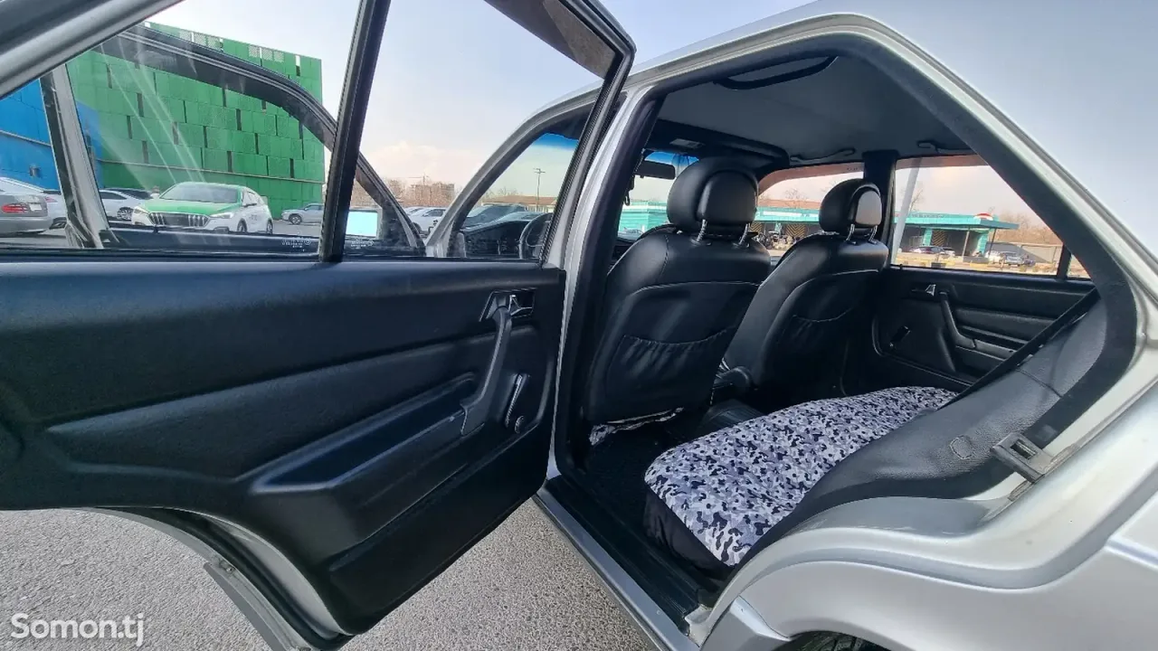 Mercedes-Benz W201 1991 · 2.3 MT